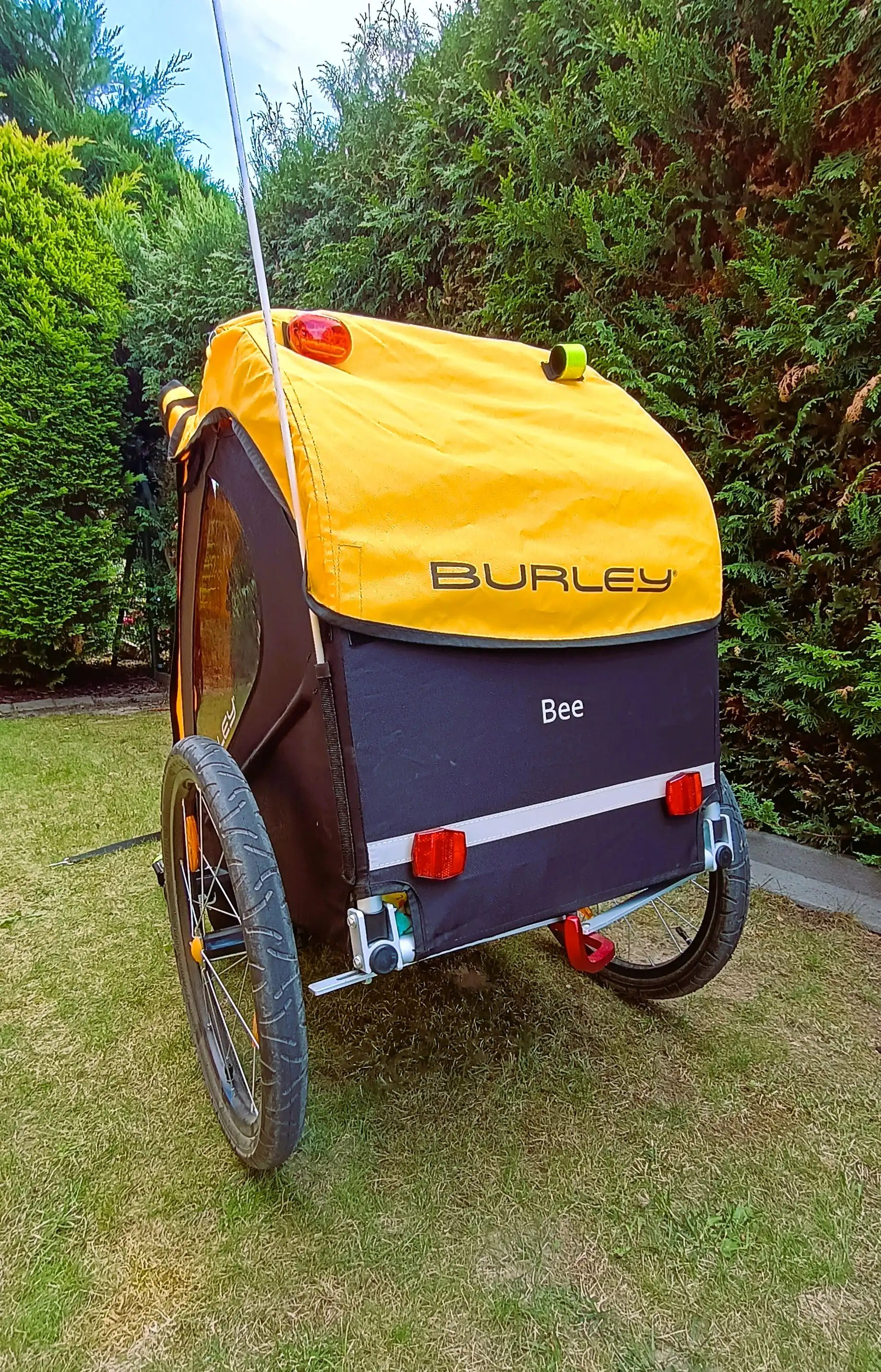 Pohled na vozík Burley Bee zezadu